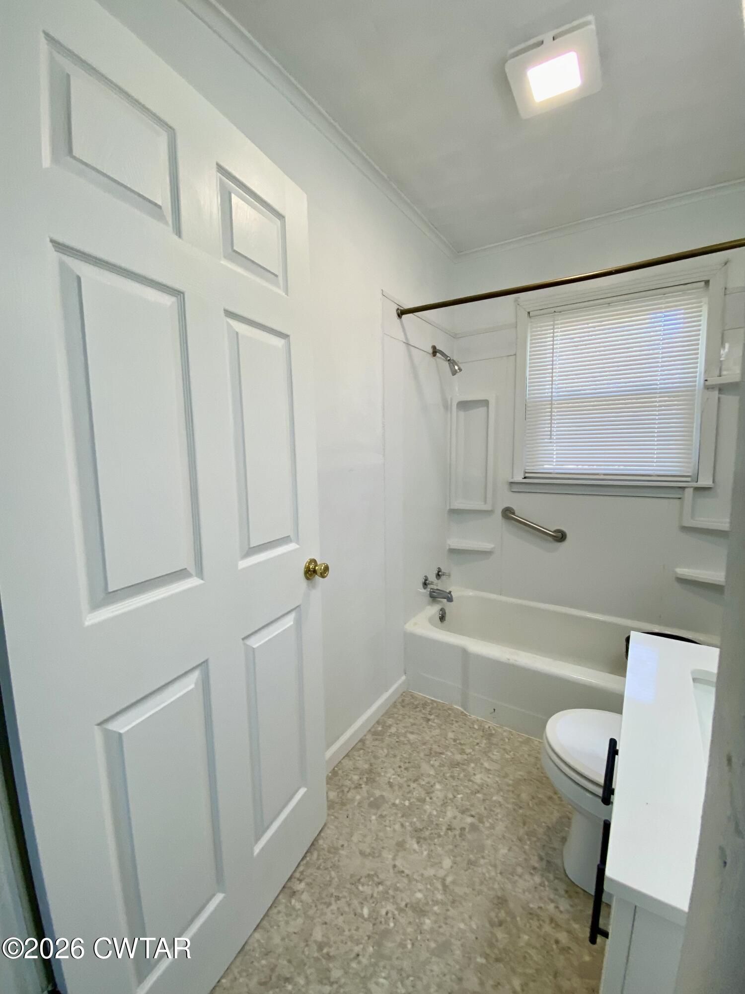 20 South Garland Street McKenzie, TN 38201 - Photo 14 of 18 a bathroom with a sink a toilet and a bathtub
