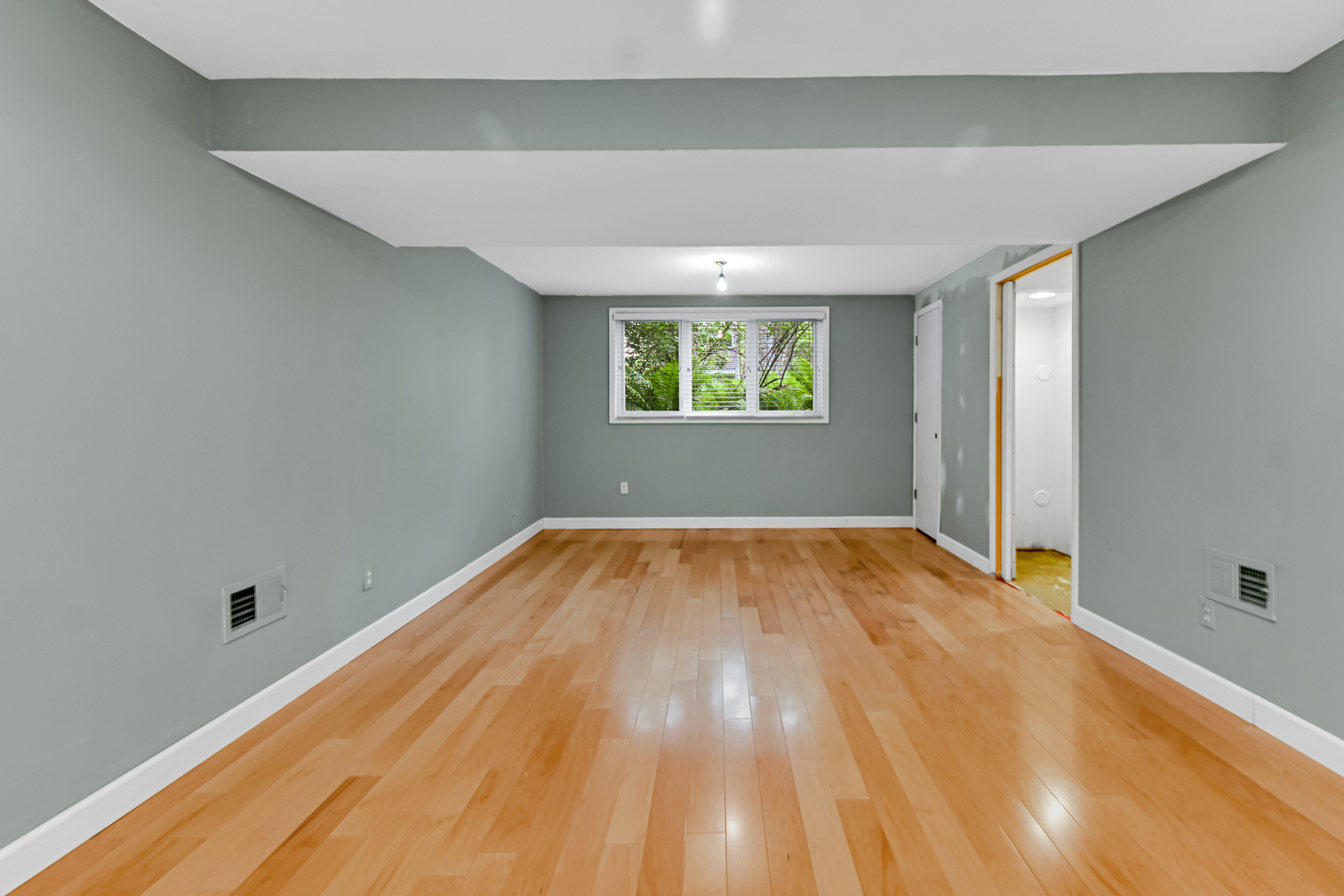4112 Sunset Road Matteson, IL 60443 - Photo 18 of 28 an empty room and window
