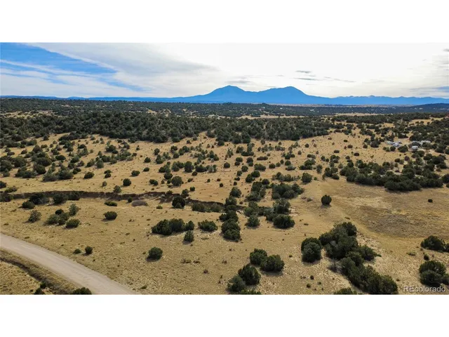 a black and white photo of a room