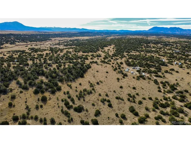 a black and white photo of a building