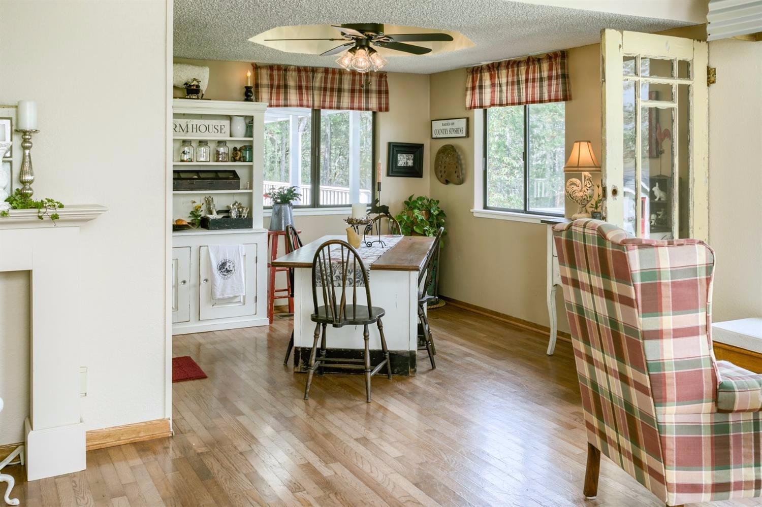 555 Keen Road Grants Pass, OR 97527 - Photo 11 of 35 Dining Room with yes.....more Views!