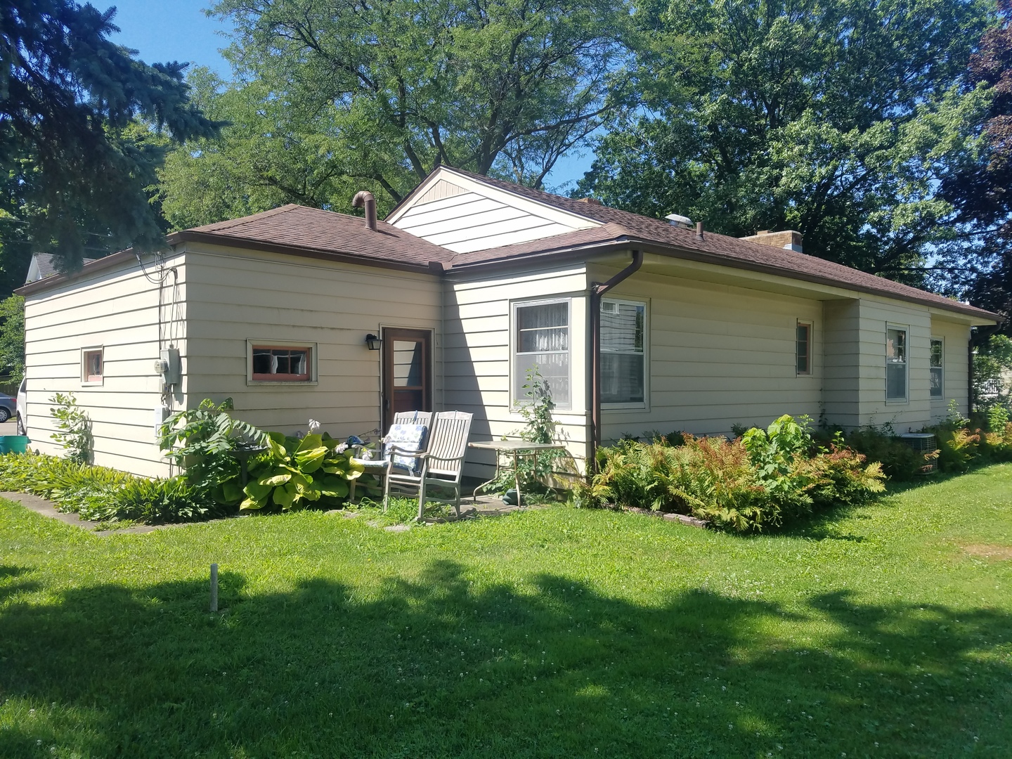 1015 6th Avenue Rochelle, IL 61068 - Photo 3 of 13 a front view of a house with a garden and plants