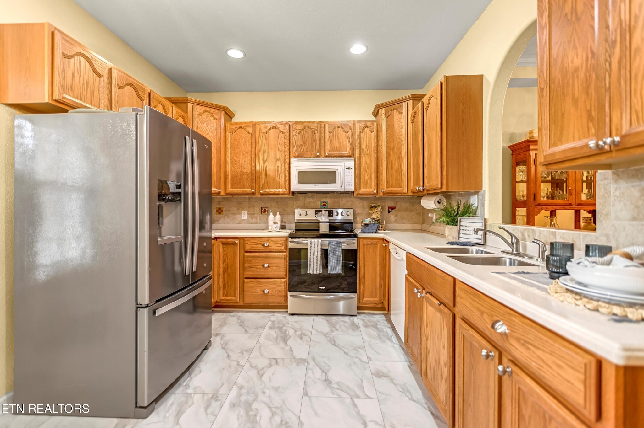 7204 Oakfield Lane Powell, TN 37849 - Photo 13 of 43 a kitchen with stainless steel appliances a refrigerator sink and cabinets