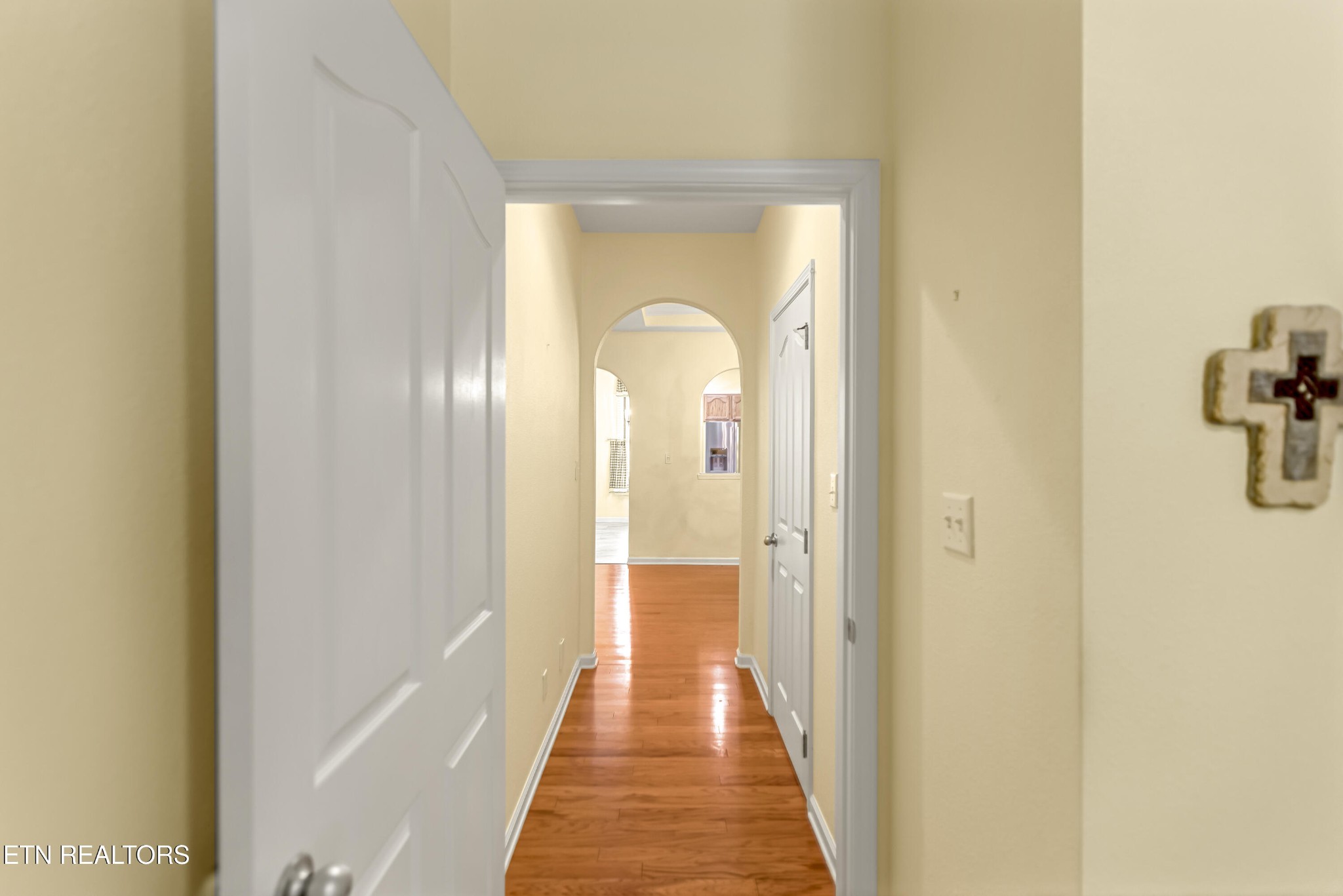 7204 Oakfield Lane Powell, TN 37849 - Photo 20 of 43 a view of a hallway with wooden floor and a bathroom