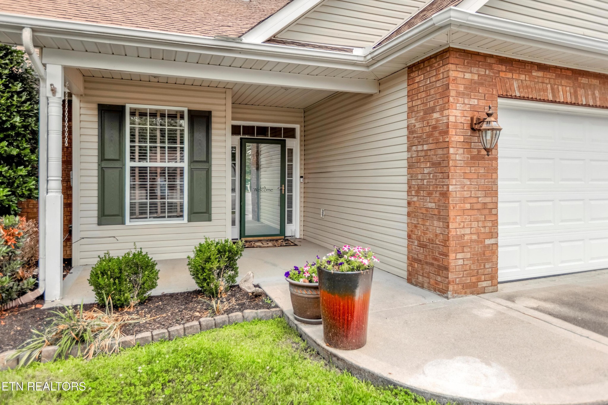 7204 Oakfield Lane Powell, TN 37849 - Photo 2 of 43 a front view of a house