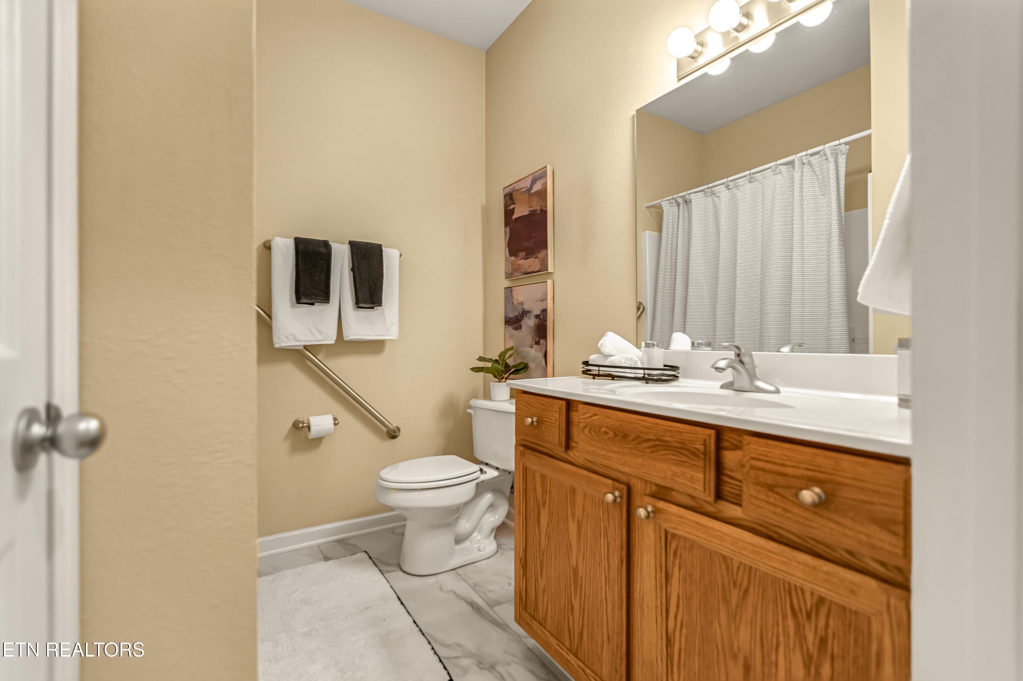 7204 Oakfield Lane Powell, TN 37849 - Photo 24 of 43 a bathroom with a sink toilet and shower