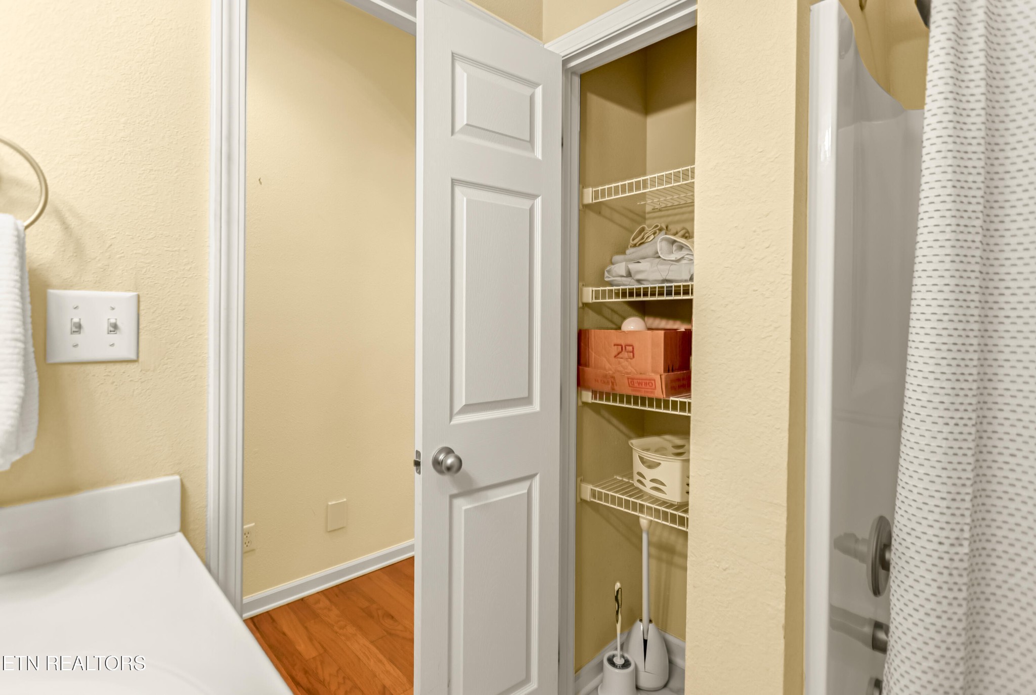 7204 Oakfield Lane Powell, TN 37849 - Photo 26 of 43 a view of a hallway with wooden floor and dining room
