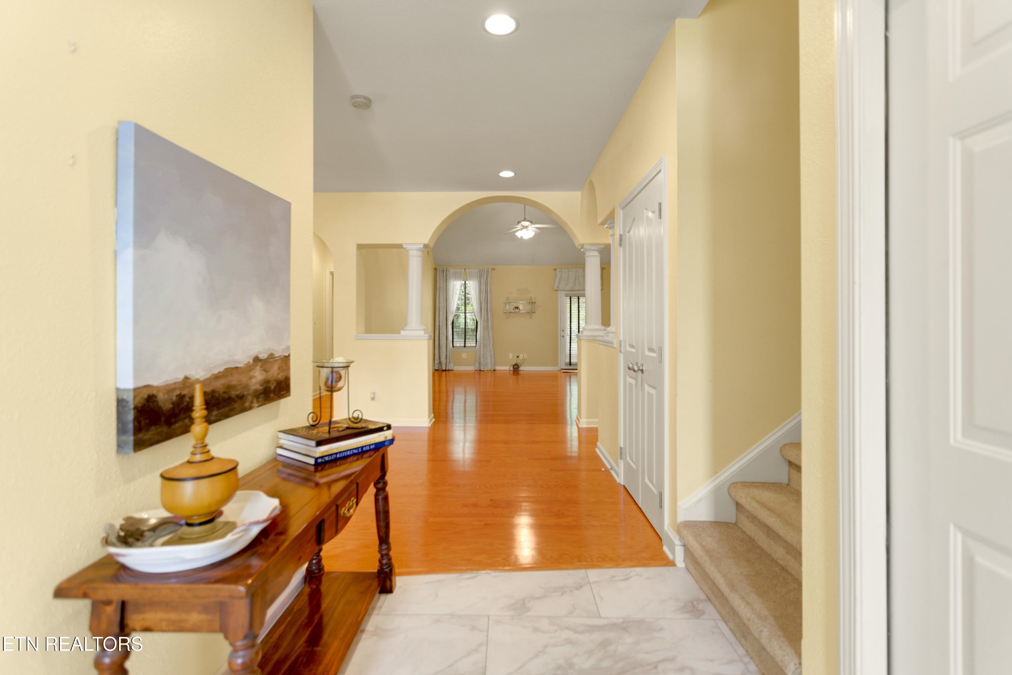 7204 Oakfield Lane Powell, TN 37849 - Photo 3 of 43 a spacious bathroom with a tub and mirror