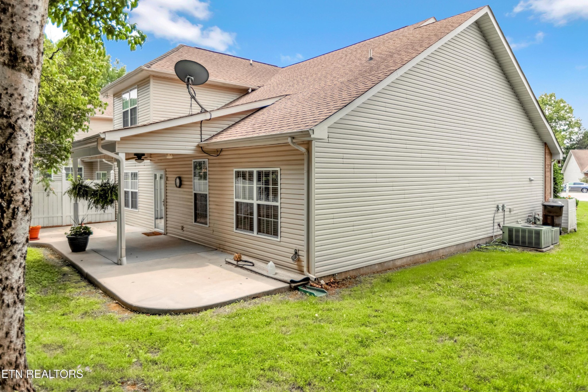 7204 Oakfield Lane Powell, TN 37849 - Photo 39 of 43 a view of a house with backyard