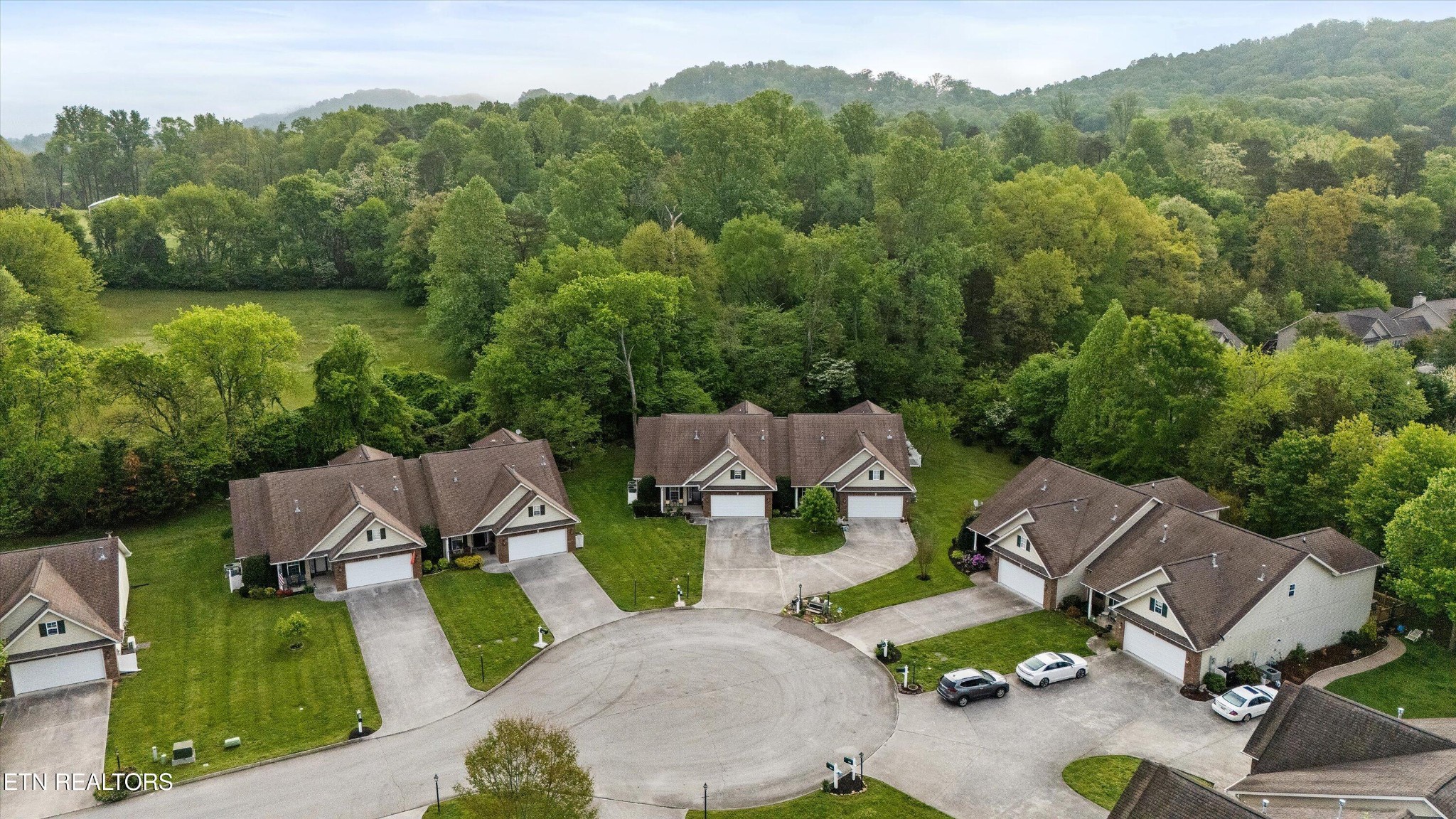 7204 Oakfield Lane Powell, TN 37849 - Photo 40 of 43 an aerial view of multiple houses with yard