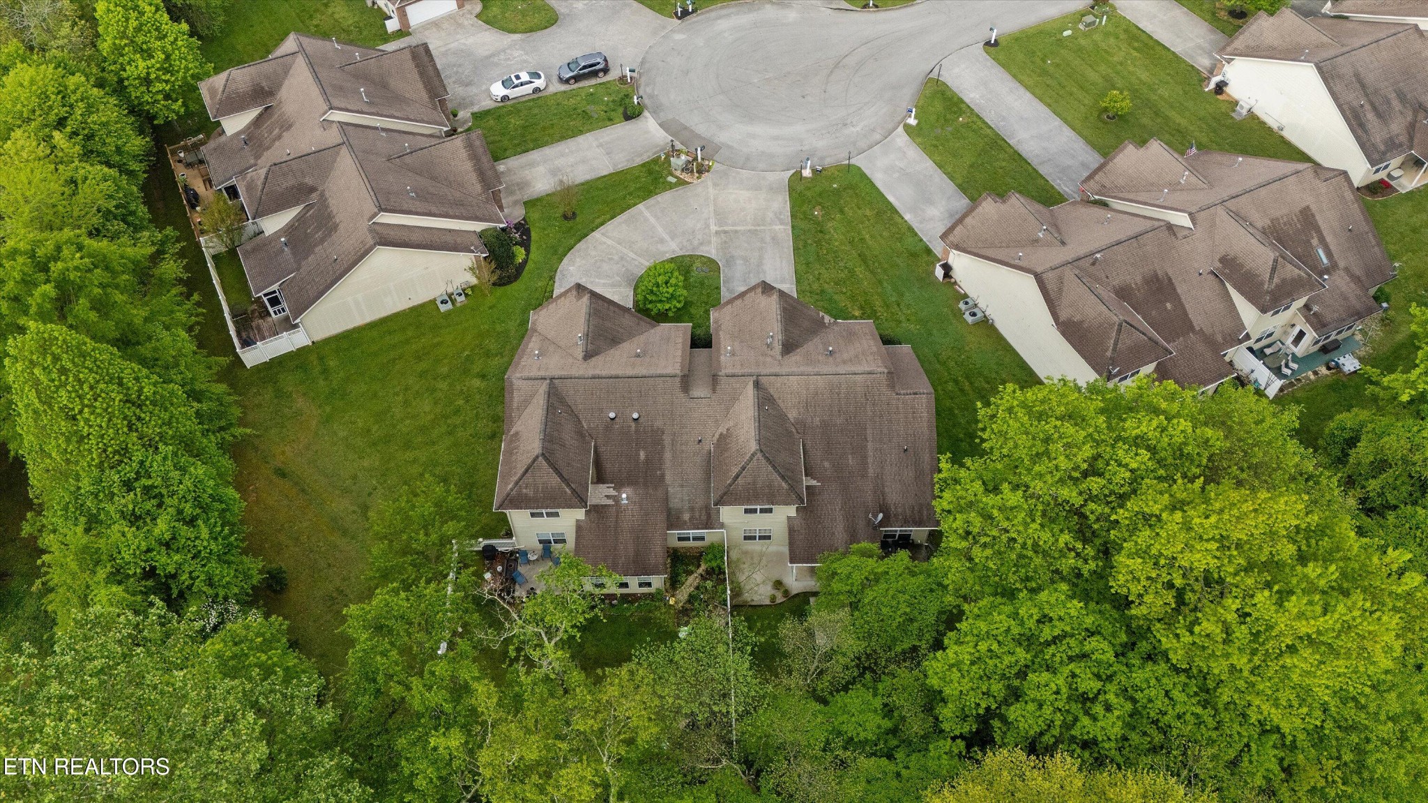 7204 Oakfield Lane Powell, TN 37849 - Photo 41 of 43 an aerial view of a house with a garden