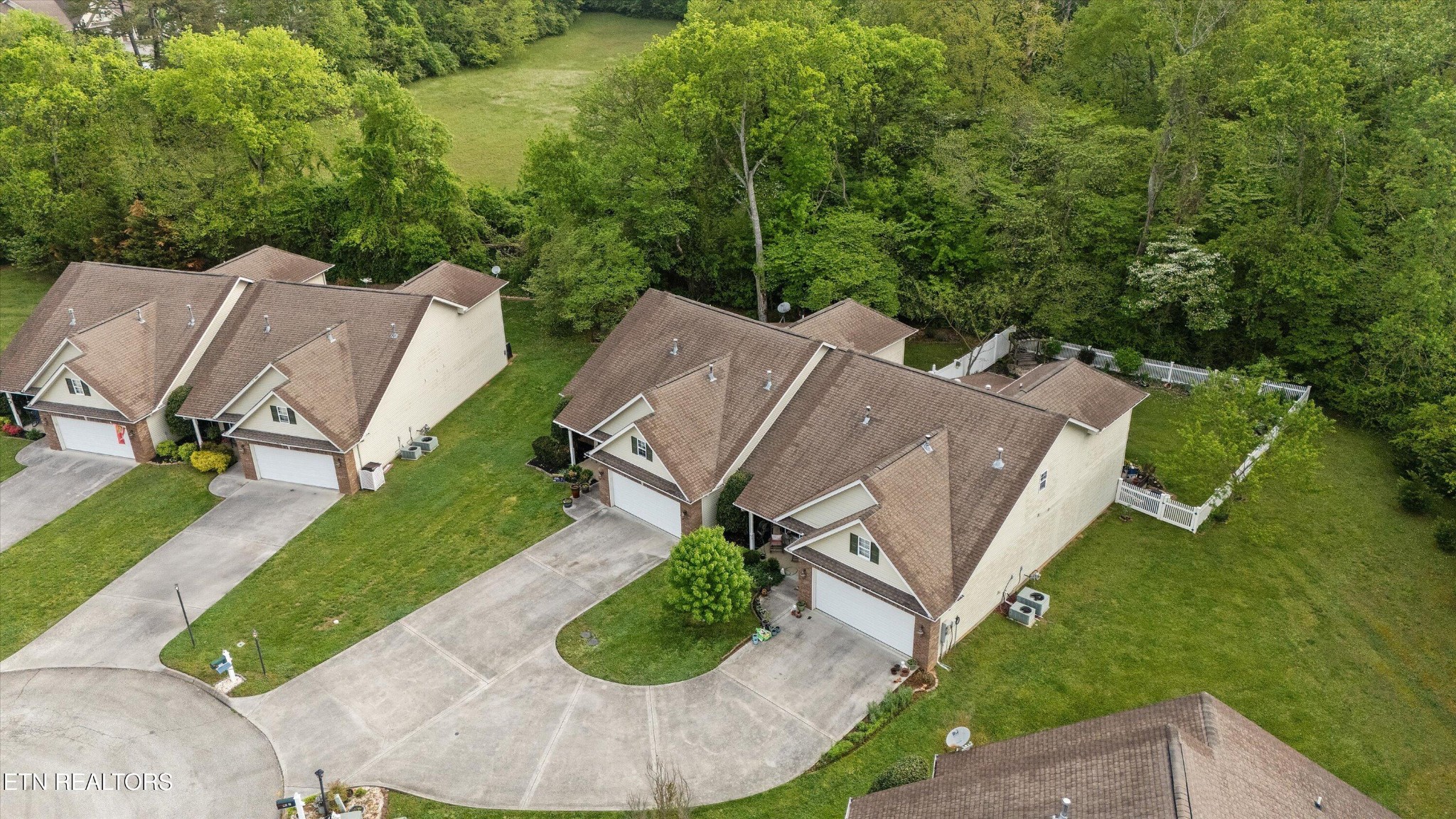 7204 Oakfield Lane Powell, TN 37849 - Photo 42 of 43 an aerial view of a house with a yard