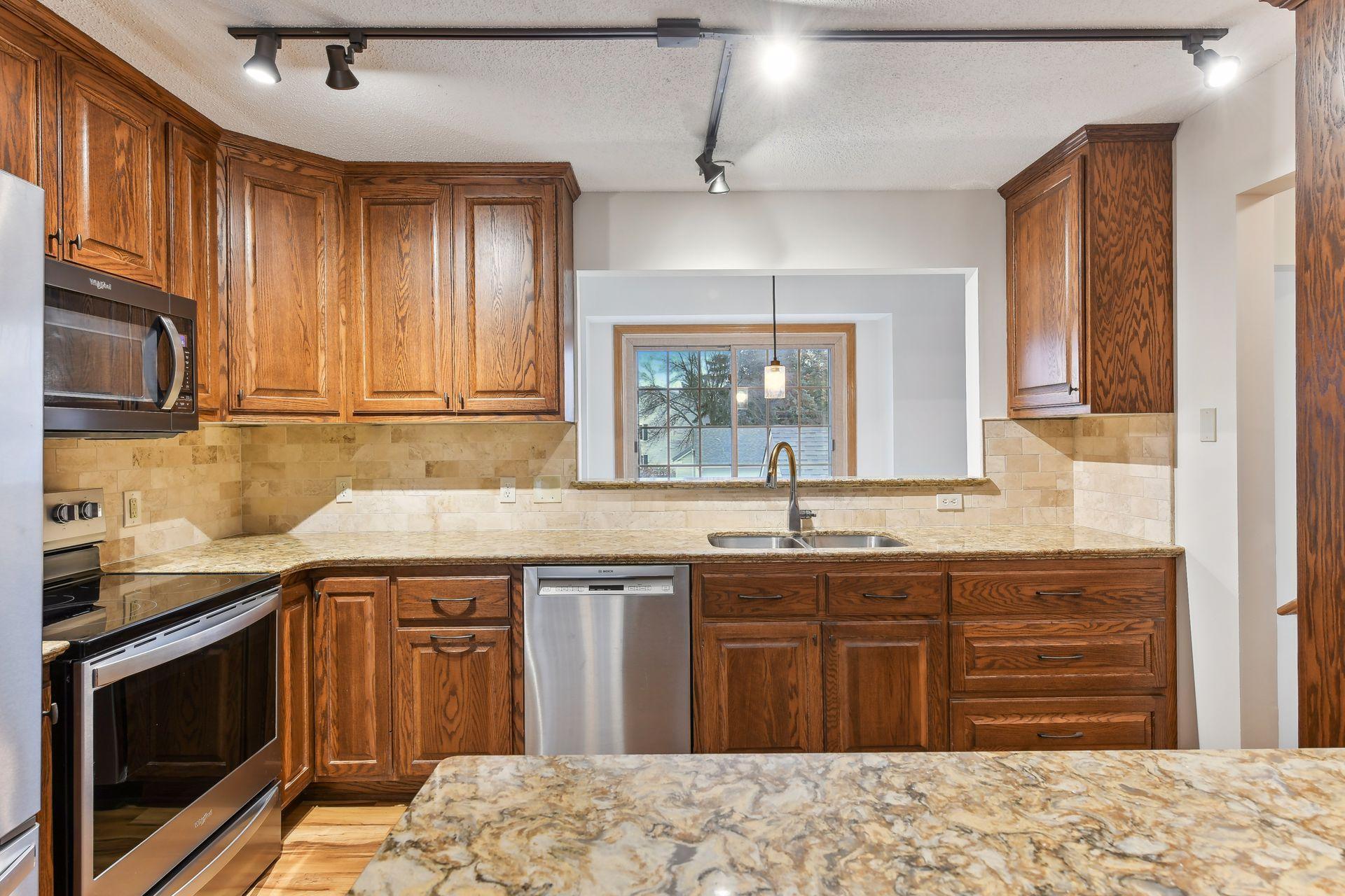 11279 Oregon Circle Bloomington, MN 55438 - Photo 8 of 33