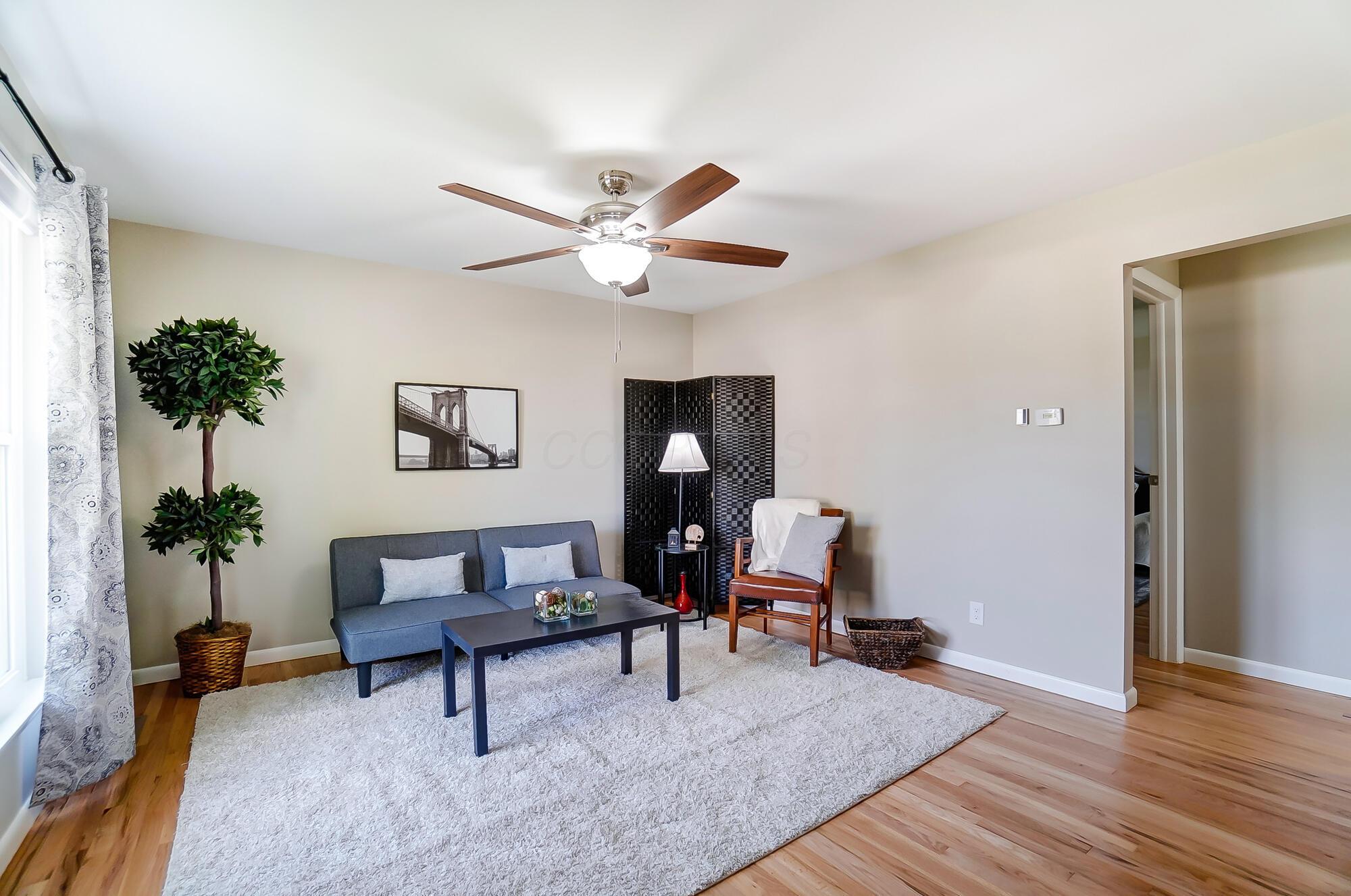 2777 Hillgate Road Columbus, OH 43207 - Photo 5 of 38 Living Room