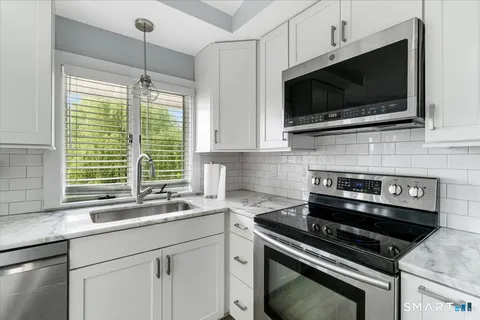 $589,000 | 4 Candlewood Birches, Brookfield, CT 06804
