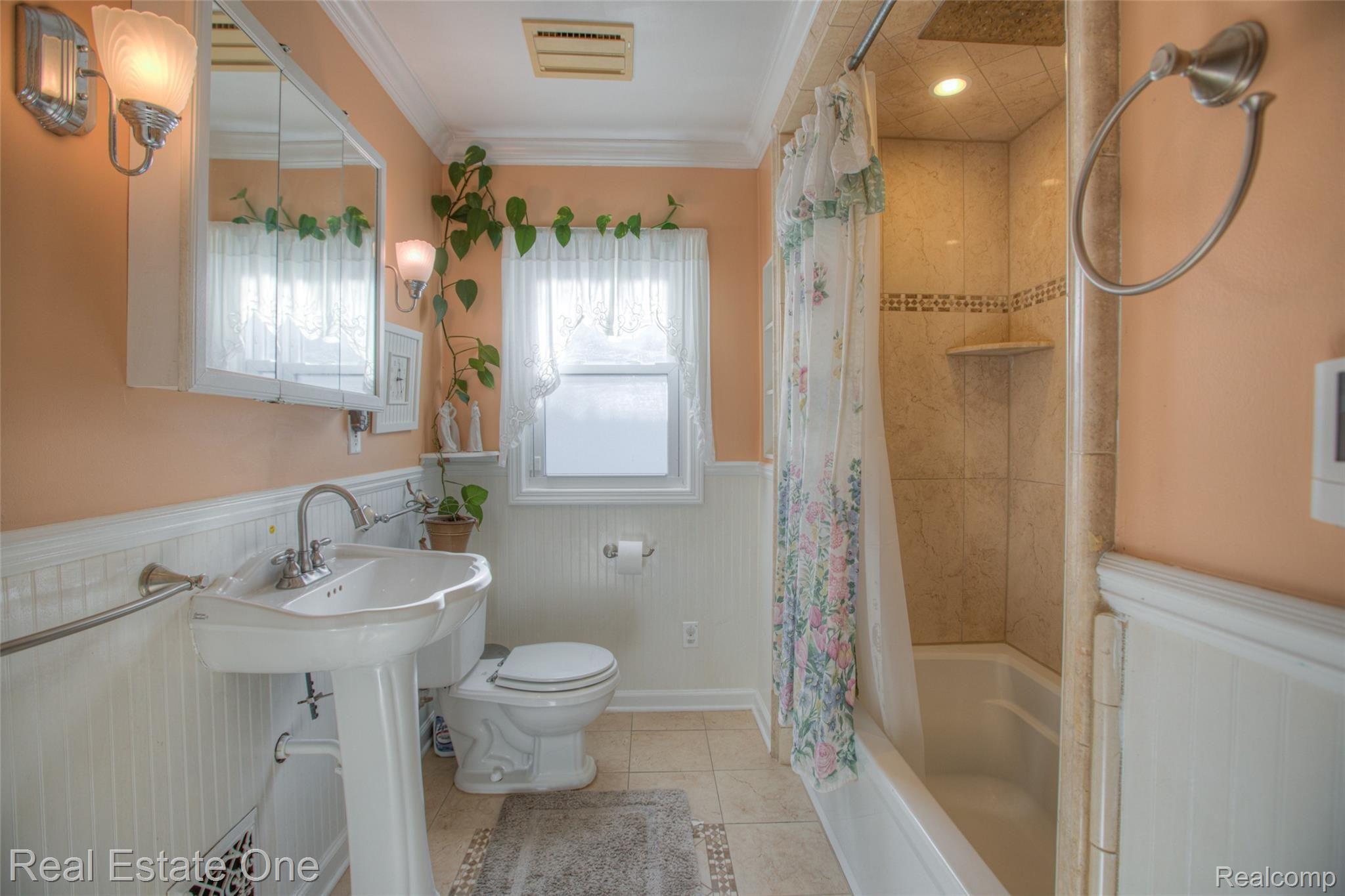 22141 Donaldson Street Dearborn, MI 48124 - Photo 13 of 22 -14.jpg