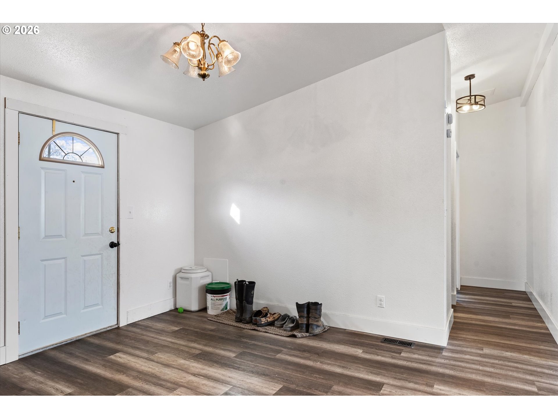2106 Colorado Place Baker City, OR 97814 - Photo 16 of 40 a view of a livingroom with a hardwood floor