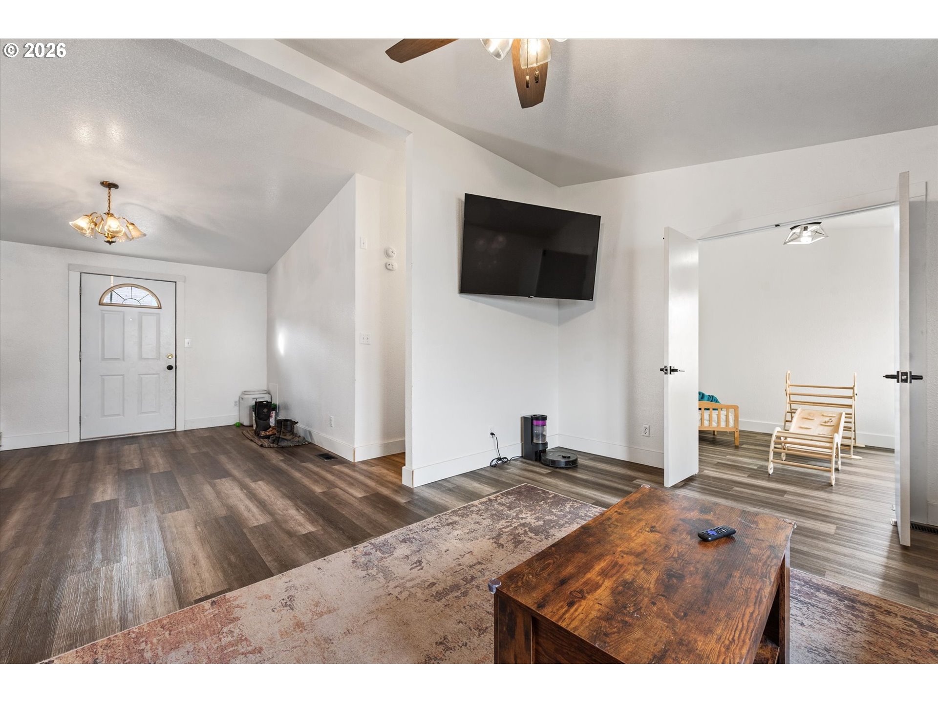 2106 Colorado Place Baker City, OR 97814 - Photo 21 of 40 a living room with a bed and a flat screen tv
