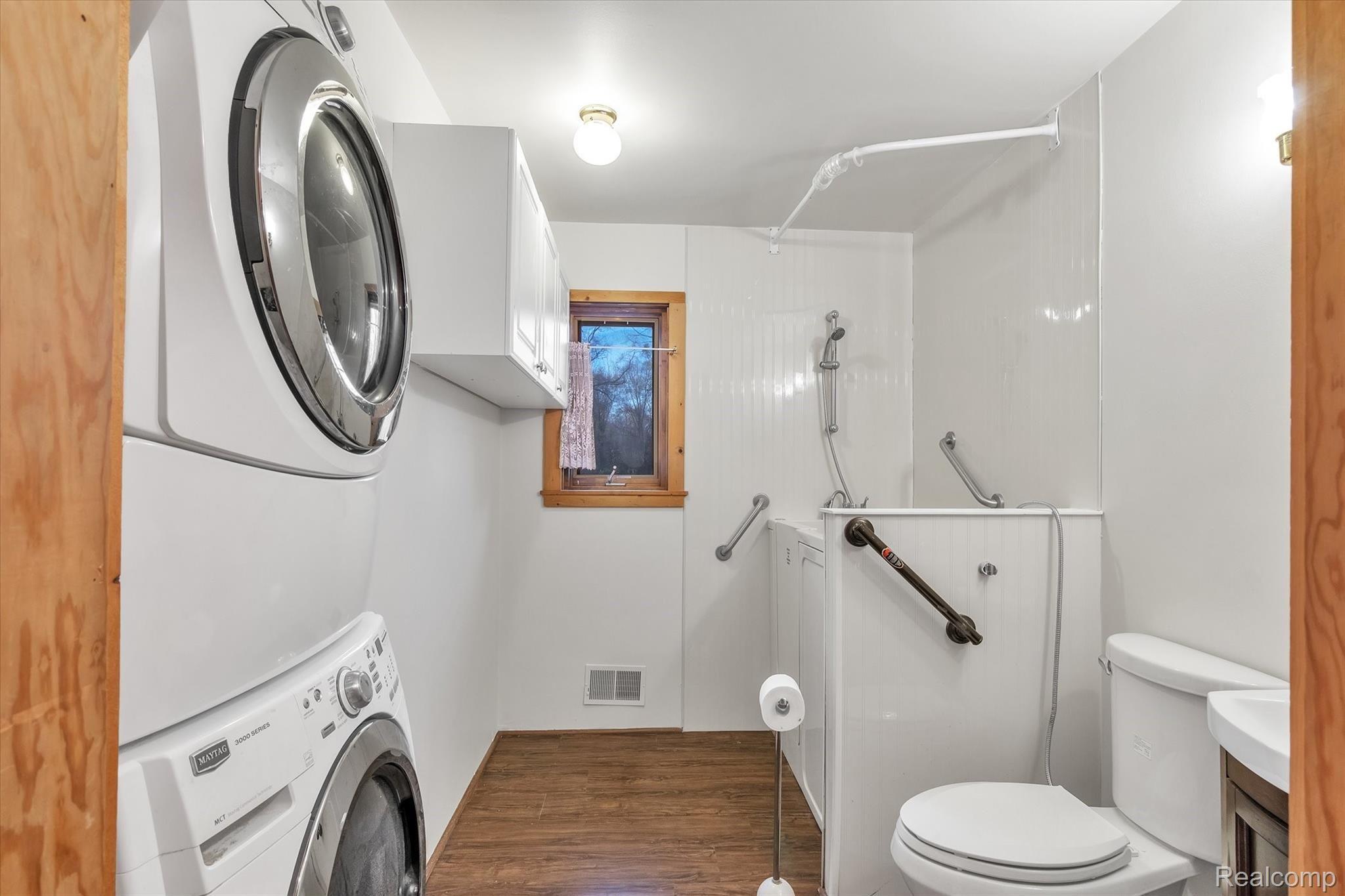 47111 Hull Road Belleville, MI 48111 - Photo 17 of 46 Master bath with walk-in jetted tub!