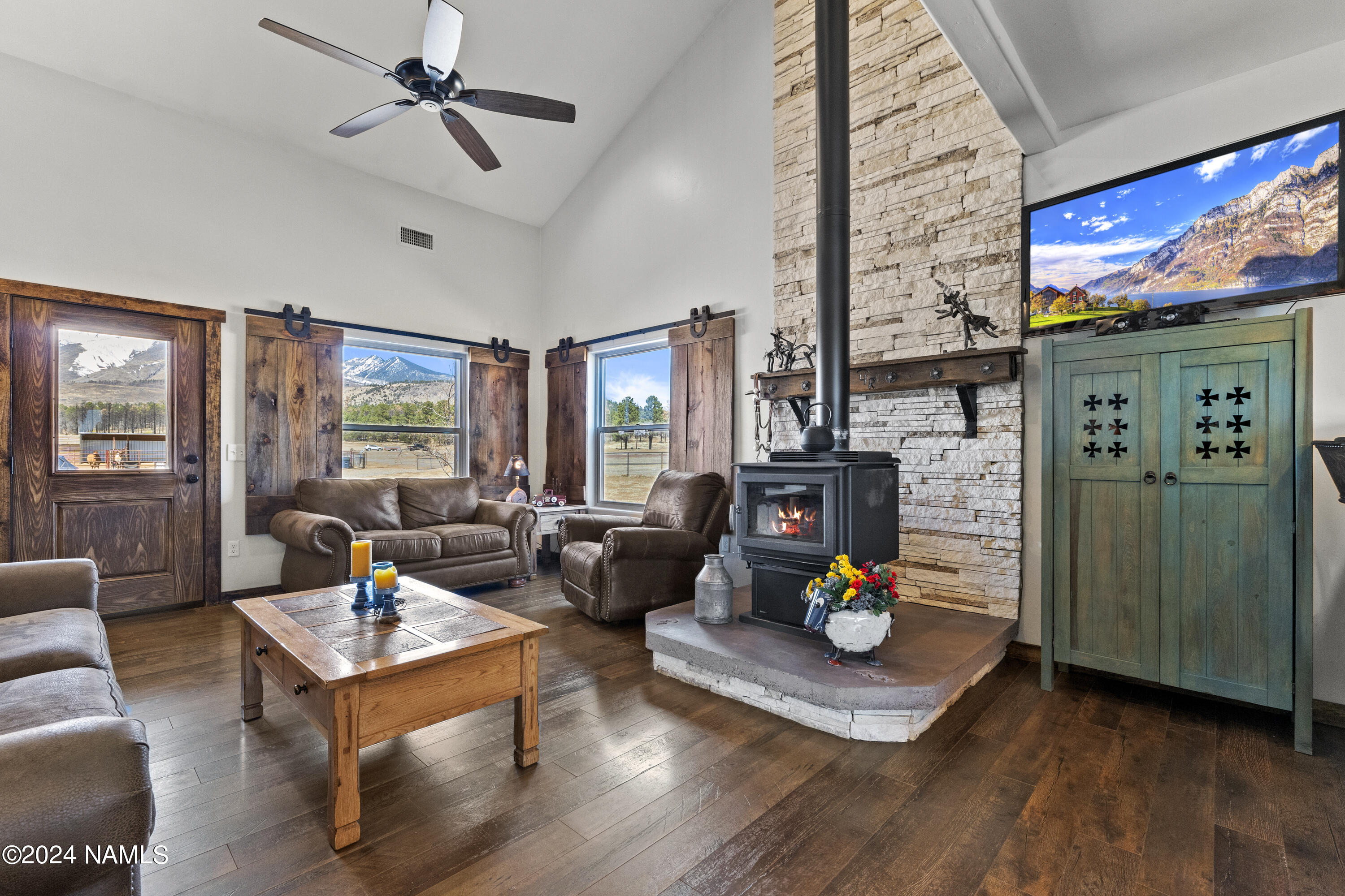 5268 Pabst Way Flagstaff, AZ 86004 - Photo 10 of 55 Soaring Vaulted Ceiling in Living Room