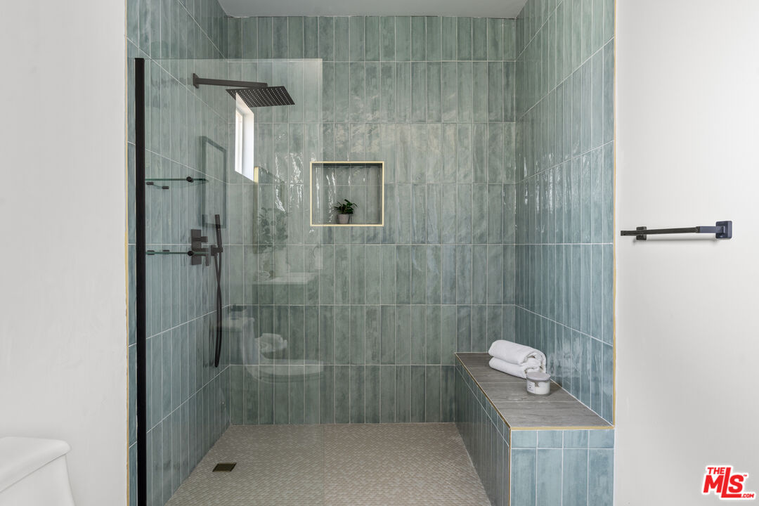 2209 West Boulevard Los Angeles, CA 90016 - Photo 14 of 29 a bathroom with a shower