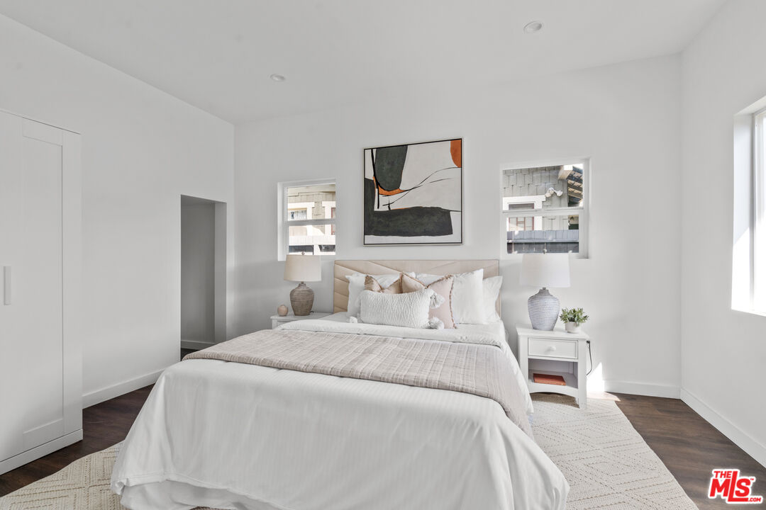 2209 West Boulevard Los Angeles, CA 90016 - Photo 15 of 29 a bedroom with a bed and a painting on the wall