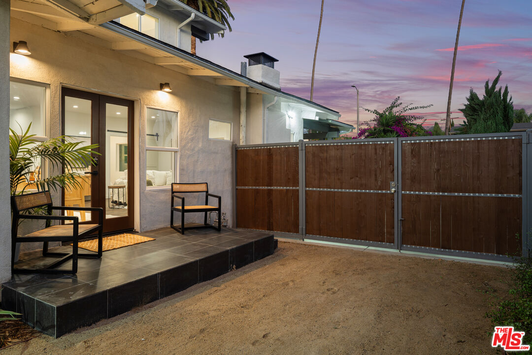 2209 West Boulevard Los Angeles, CA 90016 - Photo 27 of 29 a view of a living room and furniture