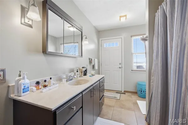 $350,000 | 38 Harbor Drive, Carlyle, IL 62231
