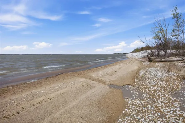 $350,000 | 38 Harbor Drive, Carlyle, IL 62231