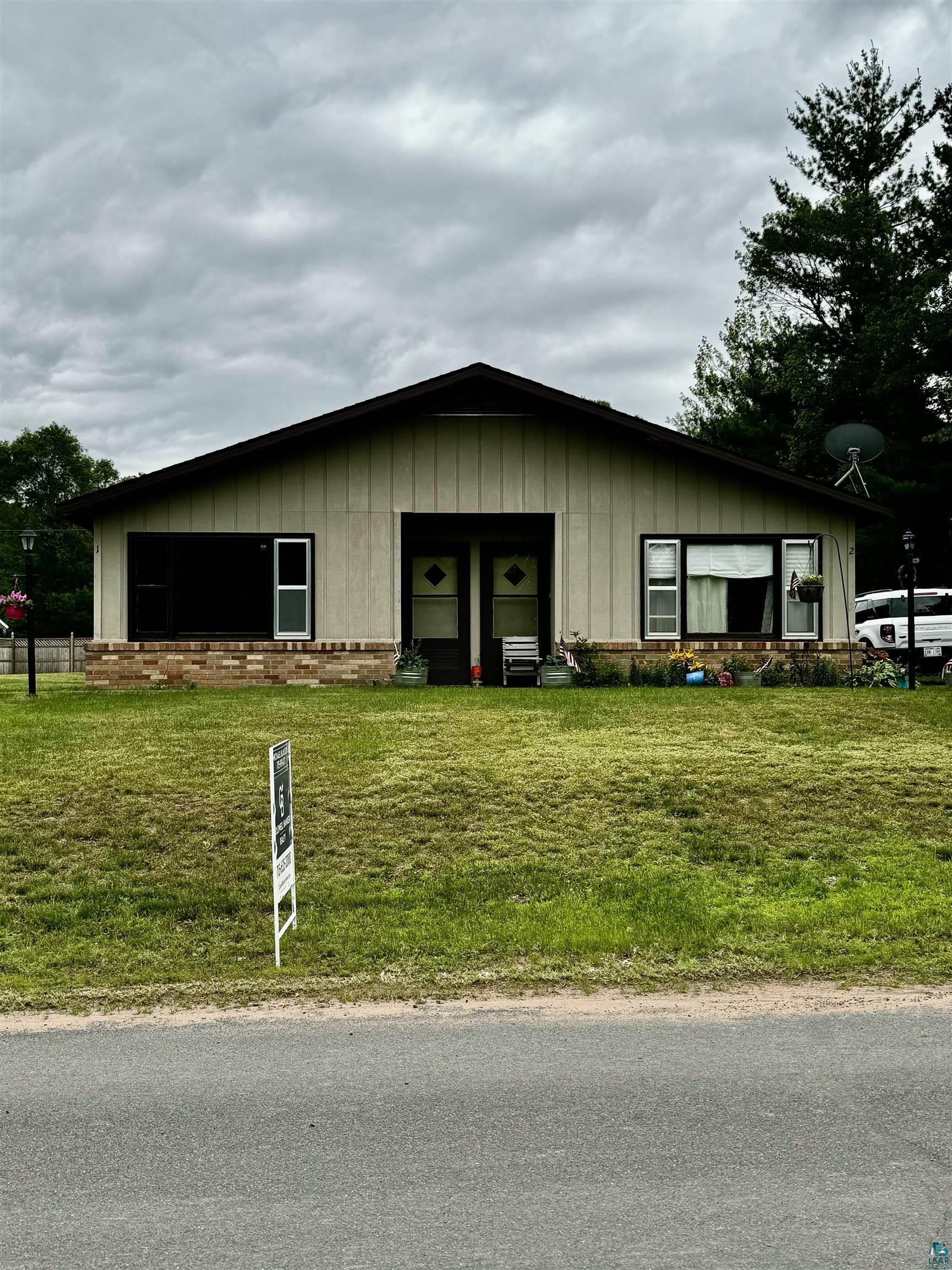 Ranch-style house featuring a front yard