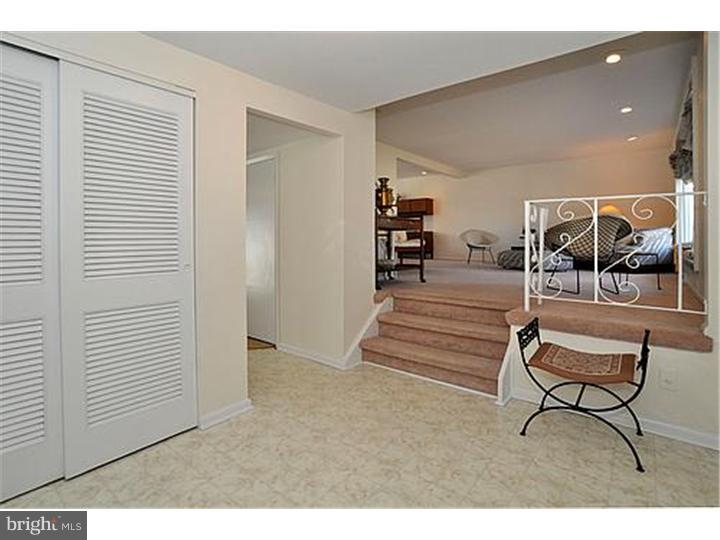 9729 Glenhope Road Philadelphia, PA 19115 - Photo 2 of 17