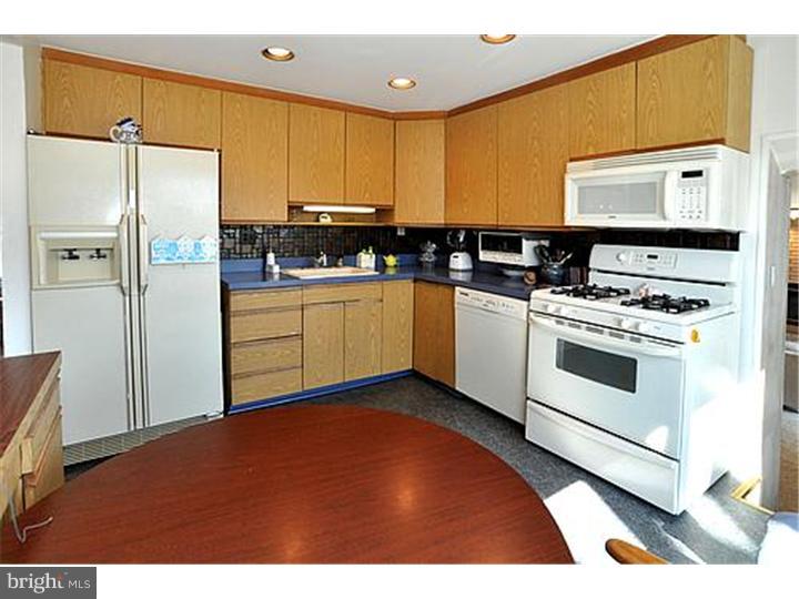 9729 Glenhope Road Philadelphia, PA 19115 - Photo 5 of 17