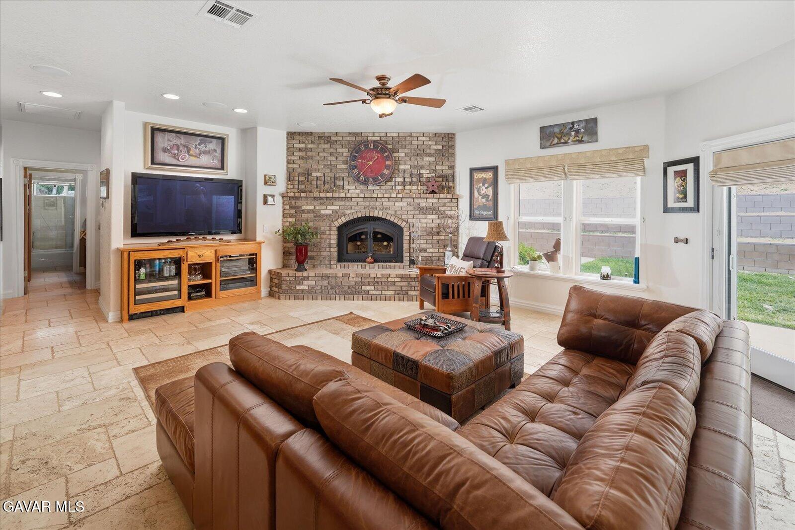 9115 Elizabeth Lake Road Leona Valley, CA 93551 - Photo 16 of 49 23-Family Room