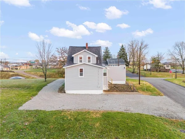 a view of a house with a yard