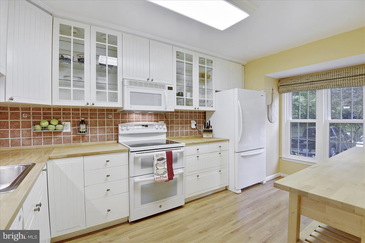 8448 Springfield Oaks Drive Springfield, VA 22153 - Photo 3 of 28 Beautiful ceiling height glass cabinets