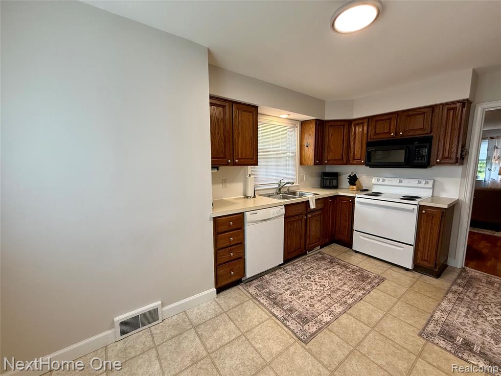 734-736 Briarcliff Road Jackson, MI 49203 - Photo 9 of 30
