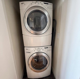 1045 Bonner Street Houston, TX 77007 - Photo 7 of 14 a utility room with dryer and washer
