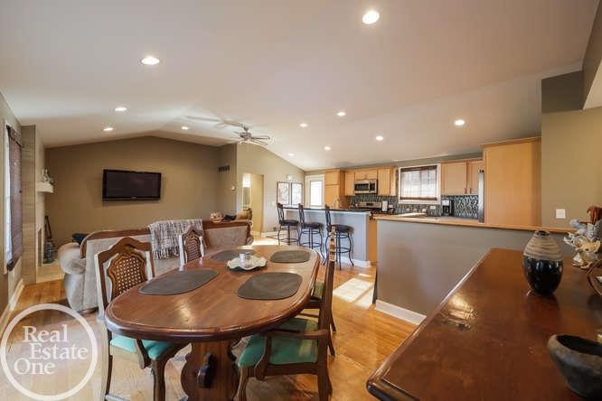 496 Shelbourne Road Grosse Pointe, MI 48236 - Photo 11 of 34 31338688-10.JPG
