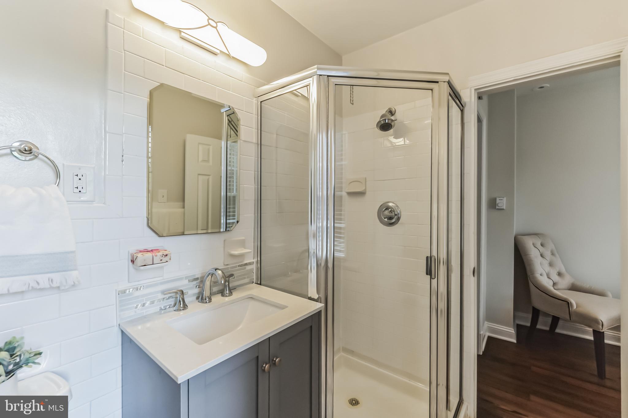 1555 33rd Street Northwest Washington, DC 20007 - Photo 21 of 32 En-Suite Full Bathroom to Bedroom 2
