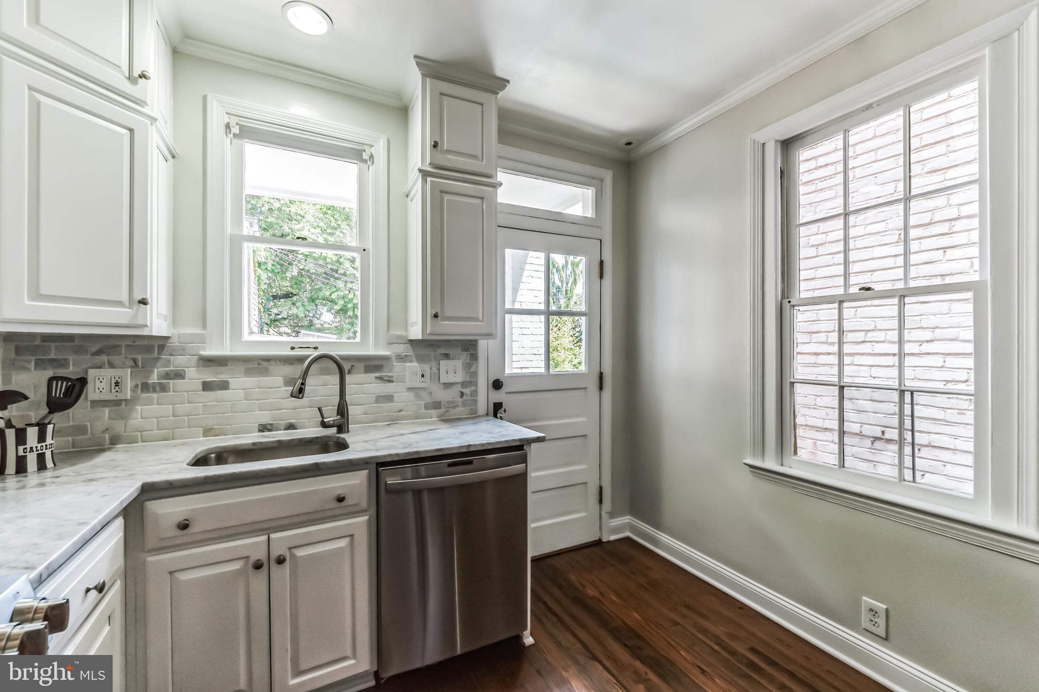 1555 33rd Street Northwest Washington, DC 20007 - Photo 10 of 32 Kitchen