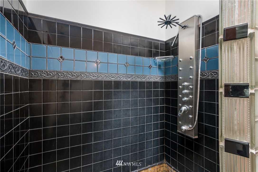 6845 Willow Grove Road Longview, WA 98632 - Photo 20 of 30 a bathroom with a shower