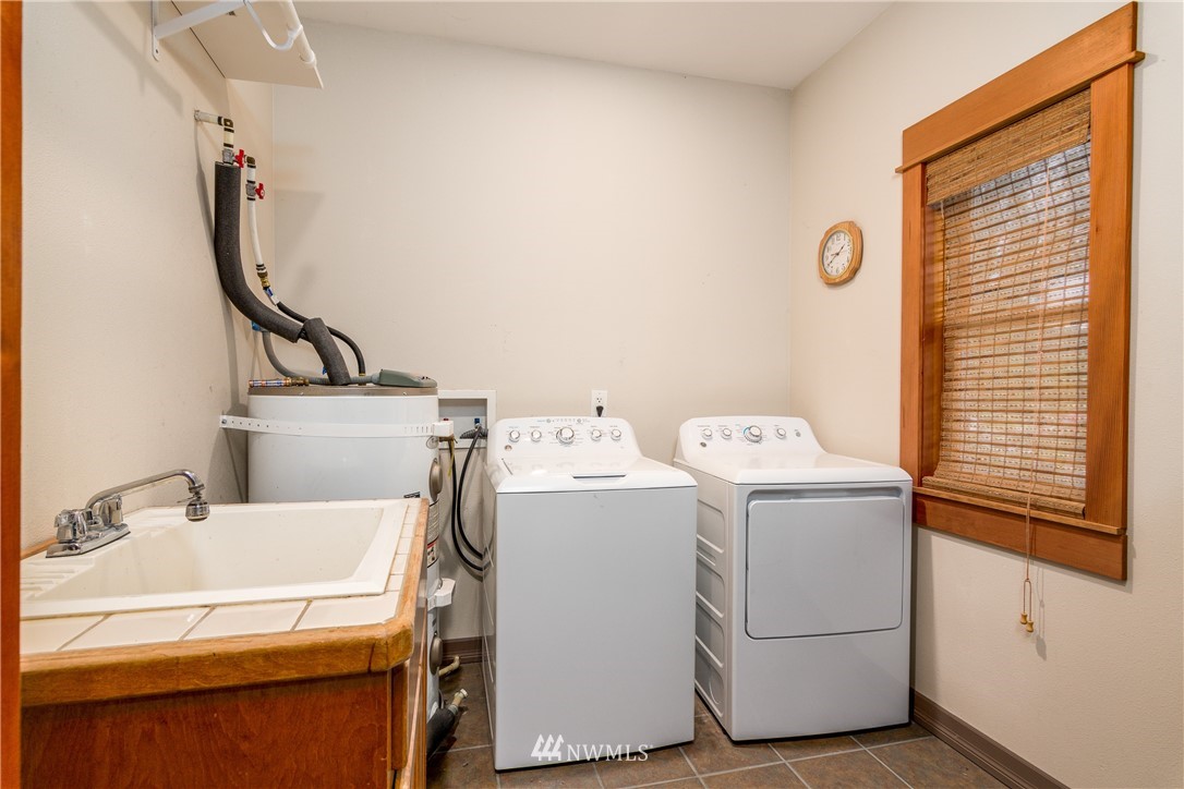 6845 Willow Grove Road Longview, WA 98632 - Photo 3 of 30 a utility room with dryer and washer