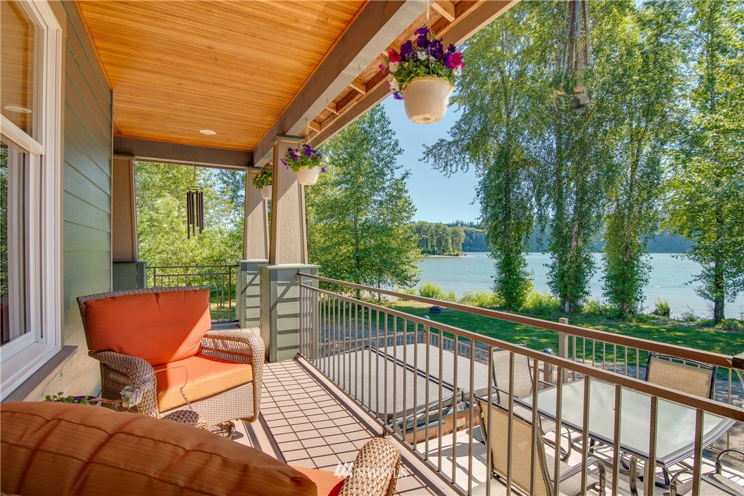 6845 Willow Grove Road Longview, WA 98632 - Photo 23 of 30 a view of a chairs and tables in the balcony