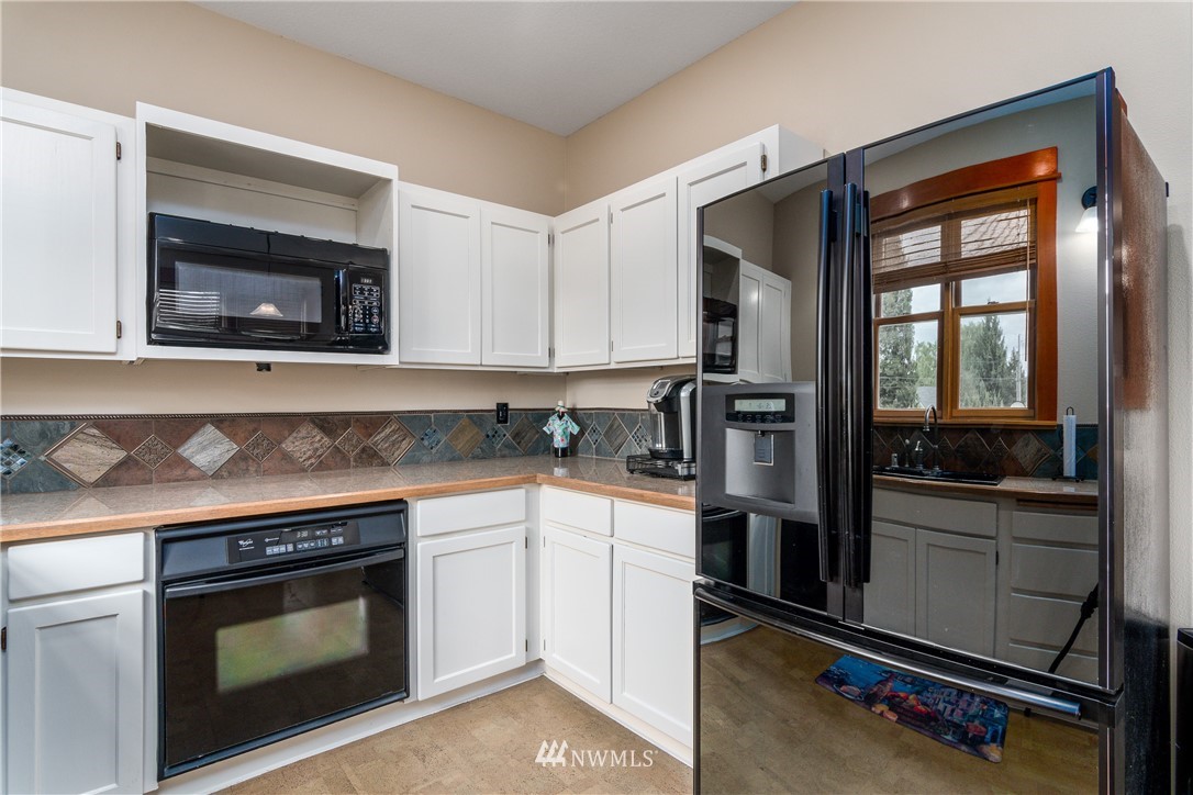 6845 Willow Grove Road Longview, WA 98632 - Photo 8 of 30 a kitchen with a stove and a microwave