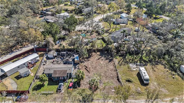 a view of a dry yard