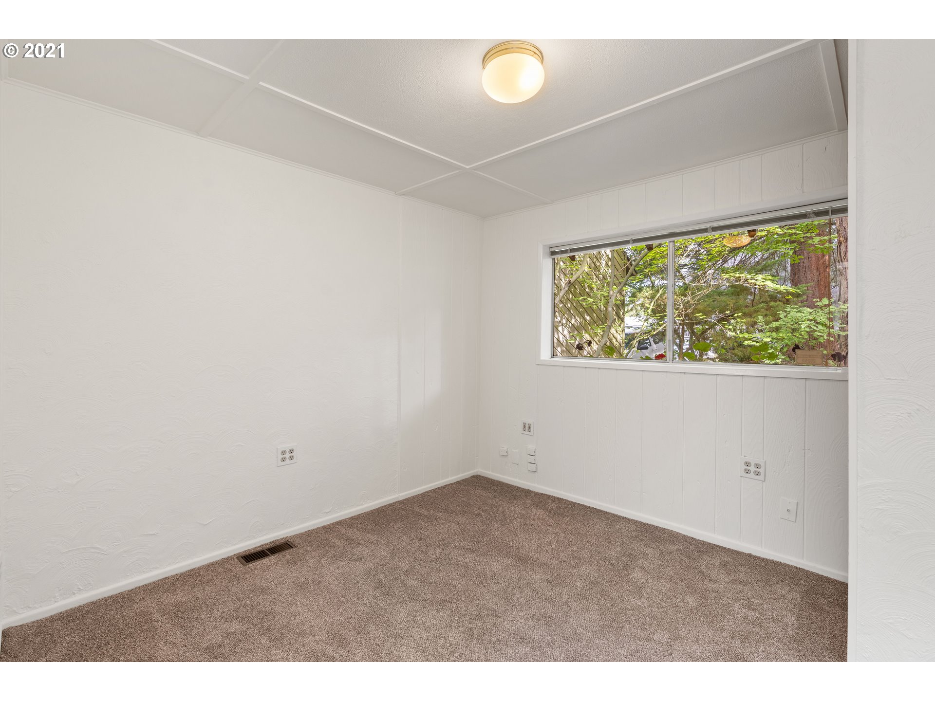 3740 Southwest Caldew Street Portland, OR 97219 - Photo 12 of 28 an empty room with a window