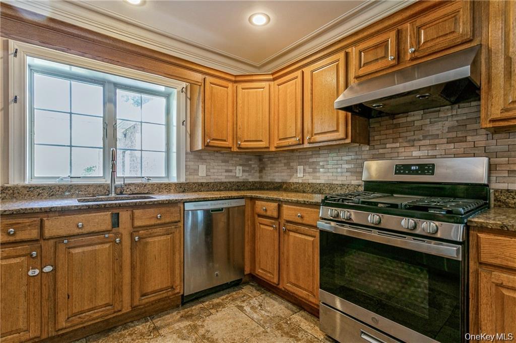 39 Croydon Road Yonkers, NY 10710 - Photo 6 of 36