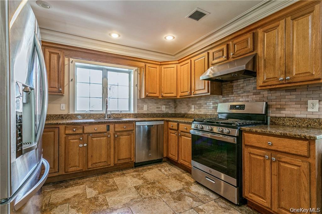 39 Croydon Road Yonkers, NY 10710 - Photo 7 of 36