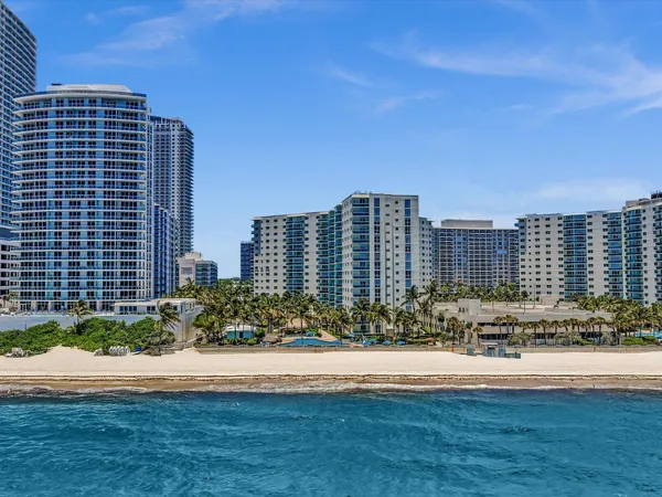 $2,800 | 3901 South Ocean Drive, Unit 3J, Hollywood, FL 33019