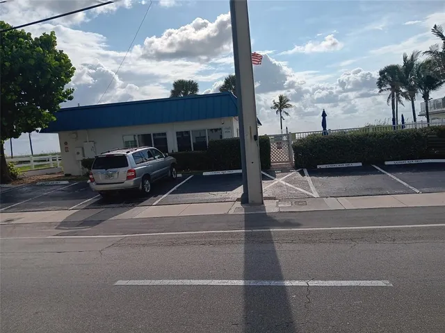 a view of a parking area